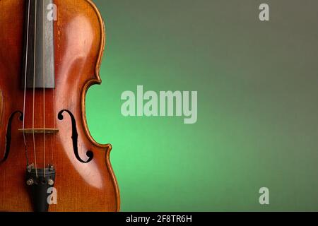 Deutschland. April 2021. Eine alte Geige mit leichten Kratzern und Schäden im Bluten vor einem neutralen, grünen Hintergrund mit freiem Platz für Text. Credit: dpa/Alamy Live News Stockfoto