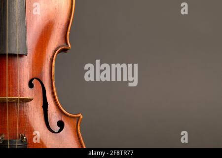 Deutschland. April 2021. Eine alte Geige mit leichten Kratzern und Schäden im Bluten vor einem neutralen, grauen Hintergrund mit freiem Platz für Text. Credit: dpa/Alamy Live News Stockfoto