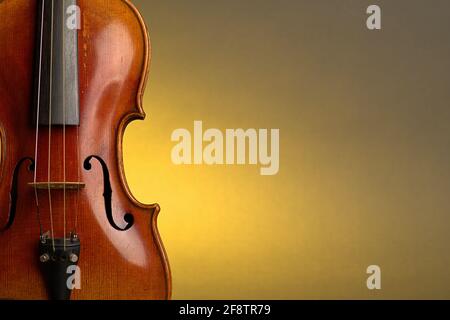 Deutschland. April 2021. Eine alte Geige mit leichten Kratzern und Schäden im Bluten vor einem neutralen, gelben Hintergrund mit freiem Platz für Text. Credit: dpa/Alamy Live News Stockfoto