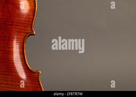 Deutschland. April 2021. Eine alte Geige mit leichten Kratzern und Schäden im Bluten vor einem neutralen, grauen Hintergrund mit freiem Platz für Text. Rückseite/Boden der Violine, weltweite Nutzung Quelle: dpa/Alamy Live News Stockfoto