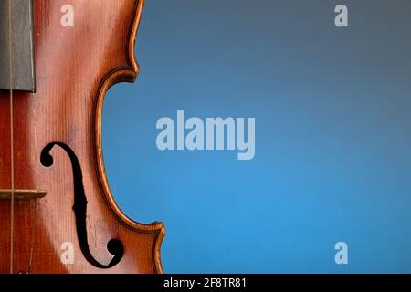 Deutschland. April 2021. Eine alte Geige mit leichten Kratzern und Schäden im Bluten vor einem neutralen blauen Hintergrund mit freiem Platz für Text. Credit: dpa/Alamy Live News Stockfoto