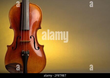 Deutschland. April 2021. Eine alte Geige mit leichten Kratzern und Schäden im Bluten vor einem neutralen, gelben Hintergrund mit freiem Platz für Text. Credit: dpa/Alamy Live News Stockfoto