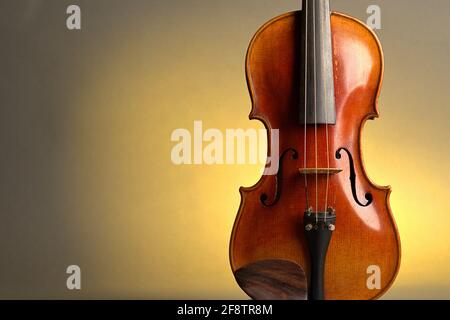 Deutschland. April 2021. Eine alte Geige mit leichten Kratzern und Schäden im Bluten vor einem neutralen, gelben Hintergrund mit freiem Platz für Text. Credit: dpa/Alamy Live News Stockfoto