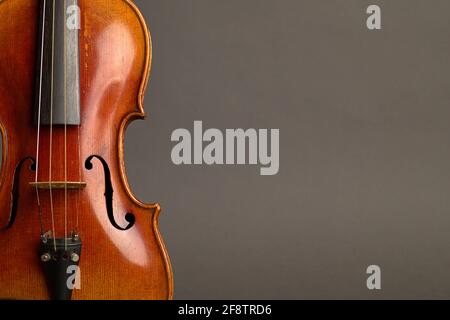 Deutschland. April 2021. Eine alte Geige mit leichten Kratzern und Schäden im Bluten vor einem neutralen, grauen Hintergrund mit freiem Platz für Text. Credit: dpa/Alamy Live News Stockfoto