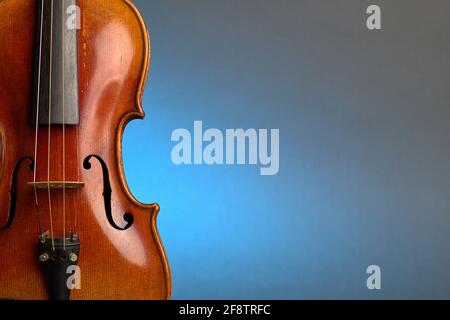 Deutschland. April 2021. Eine alte Geige mit leichten Kratzern und Schäden im Bluten vor einem neutralen blauen Hintergrund mit freiem Platz für Text. Credit: dpa/Alamy Live News Stockfoto