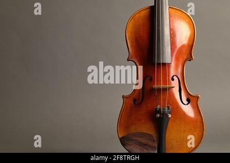 Deutschland. April 2021. Eine alte Geige mit leichten Kratzern und Schäden im Bluten vor einem neutralen, grauen Hintergrund mit freiem Platz für Text. Credit: dpa/Alamy Live News Stockfoto