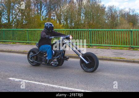 1991 90s Neunzigs Harley Davidson Long Forks Chopper Fat Bob Motorradfahrer; zweirädriger Transport, Motorräder, Fahrzeug auf britischen Straßen, Motorräder, Motorradfahrer fahren in Manchester, Großbritannien Stockfoto