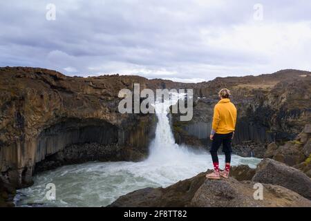 Wanderer schaut auf den Aldeyjarfoss Wasserfall in Island Stockfoto
