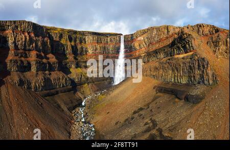 Luftaufnahme des Hengifoss Wasserfalls in Ostisland Stockfoto