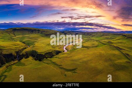 Luftaufnahme eines farbenfrohen Sonnenuntergangs über dem Fjadrargljufur Canyon in Island Stockfoto