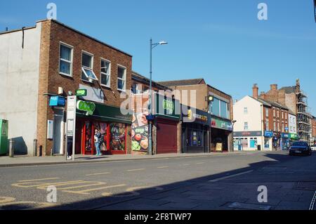 Blick auf die europäischen Geschäfte in der Sonne auf der West Street. Stockfoto