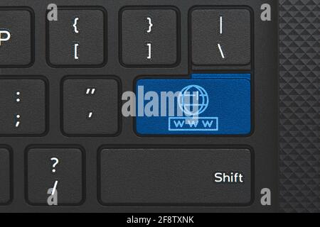 Internetsymbol auf der PC-Tastatur. Konzeptionelle Idee von Internet und Online-Verbindung Stockfoto