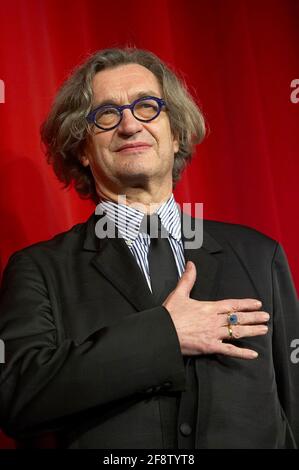 DEU, Deutschland, Essen, 21.02.2011: Der Regisseur Wim Wenders nach der Premiere eines Films PINA in der Essener Lichtburg. [(c) Michael Kneffel, Rue Stockfoto