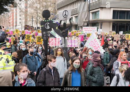 2021, 3. April: Tausende von Demonstranten marschieren und versammeln sich im Zentrum Londons gegen das Gesetz der Polizei, des Verbrechens, der Verurteilung und der Gerichte, das das demokratische Recht auf Protest und den Einbruch der individuellen Freiheit verschärfen und Großbritannien weiter in Richtung autoritären Widerstand bewegen wird. Stockfoto