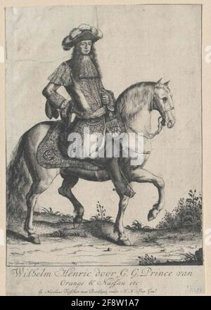 Wilhelm III., Prinz von Orania, König von England auf hellem Pferd in der rechten Seitenansicht sitzend: Volle Figur, Kopf halb von rechts; mit gestrecktem Drilling auf allon Perücke; mit Top-Jabot; im Reiterrock mit vielen gemusterten Borten und dekorativen Zierleisten, ferrand um die Taille; gegossen, geschminkt; Pistolenfutter über dem rechten Knie; Rechte mit Kommandostab über der rechten Hüfte, Zügel links; in der hinteren Ecke des richierten Sattels Decke sein Wappen, umgeben von dem Devisenband der Hosenbandordnung; Das Pferd steht auf dem rechten vorderen und rechten hinteren HUF; der Boden sp Stockfoto