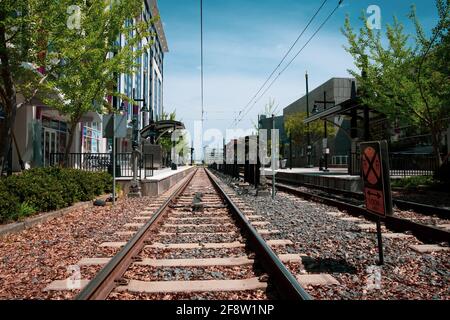 Nahverkehrsschienen, die zur Plattform in Charlotte, North Carolina, USA, führen, in niedriger Winkelansicht Stockfoto