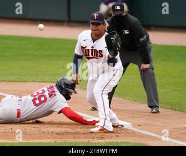 Minneapolis, USA. April 2021. Minnesota Twins erster Baseman Willians Astudillo (64) fängt den Ball zuerst, als der Startkandidat Kenta Maeda (18) am Mittwoch, den 14. April 2021, im ersten Inning den Boston Red Sox Mittelfeldspieler Alex Verdugo (99) im Target Field in Minneapolis, Minnesota, überprüft. (Foto von Anthony Souffle/Minneapolis Star Tribune/TNS/Sipa USA) Quelle: SIPA USA/Alamy Live News Stockfoto