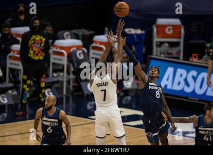 Minneapolis, Usa. April 2021. Brooklyn Nets Forward Kevin Durant (7) punktet vor Minnesota Timberwolves Forward Jarred Vanderbilt (8) im Target Center am Dienstag, den 13. April 2021 in Minneapolis, Minnesota. (Foto von Jerry holt/Minneapolis Star Tribune/TNS/Sipa USA) Quelle: SIPA USA/Alamy Live News Stockfoto