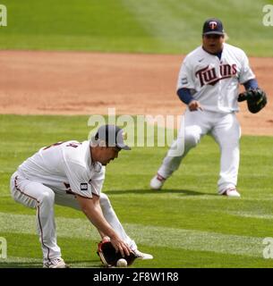 Minneapolis, USA. April 2021. Minnesota Twins starten Pitcher Kenta Maeda (18) Felder ein Bund von Boston Red Sox Catcher Kevin Plawecki (25) im zweiten Inning am Mittwoch, 14. April 2021 auf Target Field in Minneapolis, Minnesota. (Foto von Anthony Souffle/Minneapolis Star Tribune/TNS/Sipa USA) Quelle: SIPA USA/Alamy Live News Stockfoto