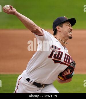 Minneapolis, USA. April 2021. Minnesota Twins startender Pitcher Kenta Maeda (18) lieferte am Mittwoch, den 14. April 2021, im Target Field in Minneapolis, Minnesota, einen Pitch im ersten Inning gegen die Boston Red Sox ab. (Foto von Anthony Souffle/Minneapolis Star Tribune/TNS/Sipa USA) Quelle: SIPA USA/Alamy Live News Stockfoto