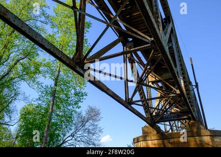 Zugtreste mit blauem Himmel und Baumkronen mit negativem Raum Zum Kopieren Stockfoto