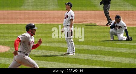 Minneapolis, USA. April 2021. Minnesota Twins, der Pitcher Kena Maeda (18), stürzte den Ball auf den dritten Platz, so dass der Boston Red Sox-Rechtsfeldspieler Hunter Renfroe (10) am Mittwoch, den 14. April 2021, im Zielfeld in Minneapolis, Minnesota, im zweiten Inning Punkten konnte. (Foto von Anthony Souffle/Minneapolis Star Tribune/TNS/Sipa USA) Quelle: SIPA USA/Alamy Live News Stockfoto