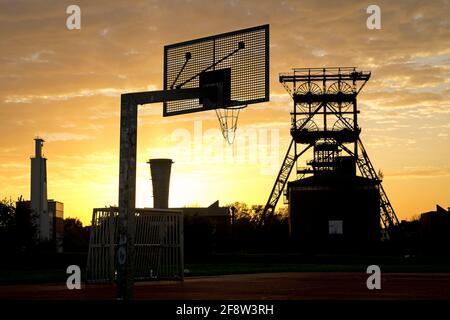 DEU, Deutschland, Nordrhein-Westfalen, Ruhrgebiet, Gelsenkirchen-Bismarck, 02.11.2014: Bolzplatz mit Basketballkorb vor dem Förderturm der ehemaligen Stockfoto