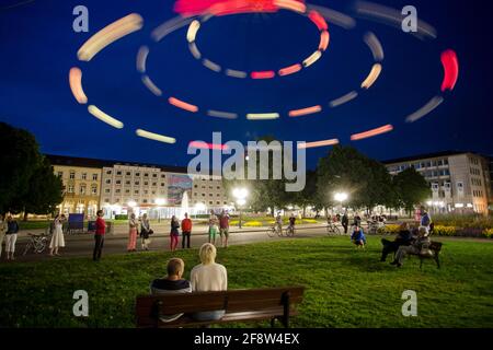 DEU, Deutschland, Karlsruhe, 28.06.2015: Das Kunstwerk 'Heaven´s Carousel' von Tim Otto Roth, bei dem in 10 Metern Hoehe, an einem Baukran haengend, b Stockfoto