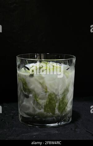 Einrichtung aus Eisglas mit japanischem grünem Macha-Tee Latte mit frischer weißer Milch servieren Stockfoto