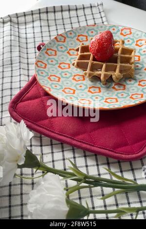 Gesunde Vollkorn kariert Muster Form der hausgemachten Waffel mit Frische Erdbeere Stockfoto