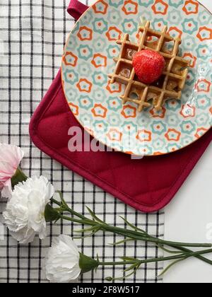 Gesunde Vollkorn kariert Muster Form der hausgemachten Waffel mit Frische Erdbeere Stockfoto