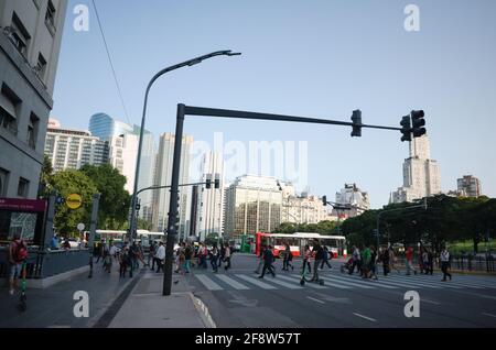 Buenos Aires, Argentinien - Januar, 2020: Menschen überqueren die Straße auf Fußgängerüberwegen im Stadtzentrum in der Nähe des Eingangs zur U-Bahnstation Retiro Stockfoto