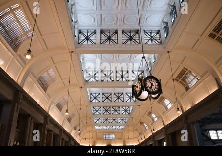 Buenos Aires, Argentinien - Januar 2020: Innenansicht des Bahnhofs Retiro Mitre. Wunderschöne Vintage-Senderuhr auf dem Hintergrund der weißen Decke Stockfoto