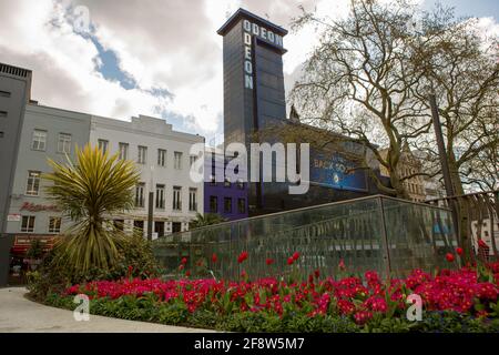 London, Großbritannien. April 2021. Eine Außenansicht des Odeon Cinema Home von Premieren auf dem Leicester Square in London.Indoor-Kinos dürfen ab Mai 17 in England und Schottland im ‘dritten Schritt' des Lockerung-Plans der Regierung wieder eröffnet werden. (Foto: Pietro Recchia/SOPA Images/Sipa USA) Quelle: SIPA USA/Alamy Live News Stockfoto