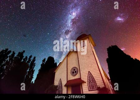 Kleine Kapelle am Ufer des Llanquihue Sees vor einem Sternenhimmel Himmel mit der Milchstraße in Chile Stockfoto