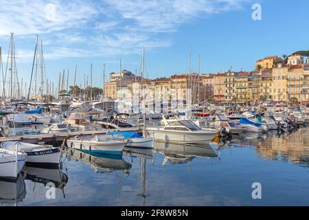 Cannes, Frankreich - 1. Februar 2016: Festmachen von Booten im Hafen von Calm Water Marina in Cannes, Frankreich. Stockfoto