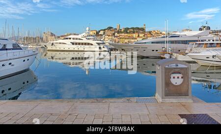 Cannes, Frankreich - 1. Februar 2016: Luxusyachten, die an der Marina in Cannes, Frankreich, festgemacht sind. Stockfoto