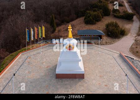 Becske, Ungarn - Luftaufnahme über den Stupa der Erleuchtung. Stockfoto
