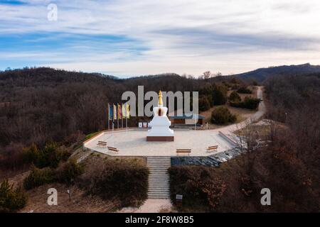 Becske, Ungarn - Luftaufnahme über den Stupa der Erleuchtung. Stockfoto
