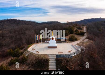 Becske, Ungarn - Luftaufnahme über den Stupa der Erleuchtung. Stockfoto