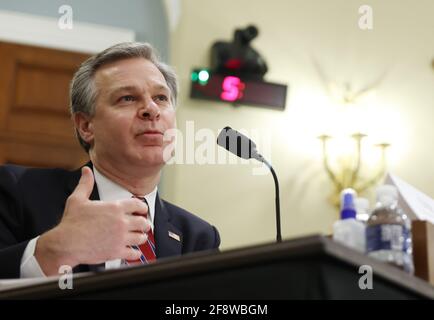 Washington, Usa. April 2021. FBI-Direktor Christopher Wray bezeugt, dass der Ständige Ausschuss für Nachrichtendienste des Repräsentantenhauses am Donnerstag, den 15. April 2021, seine jährliche weltweite Anhörung zu Bedrohungen im US-Kapitol in Washington DC abhält. Der Ausschuss wird Aussagen über die aktuellen Sicherheitsbedrohungen hören, denen die Vereinigten Staaten und ihre Verbündeten gegenüberstehen. Foto von Tasos Katopodis/UPI Credit: UPI/Alamy Live News Stockfoto