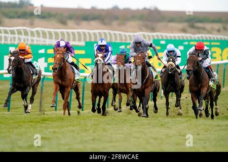 Peter der große unter Nicky Mackay (rechts) gewinnt den bet365 Wood Ditton Maiden-Einsatz auf der Newmarket Racecourse. Bilddatum: Donnerstag, 15. April 2021. Stockfoto