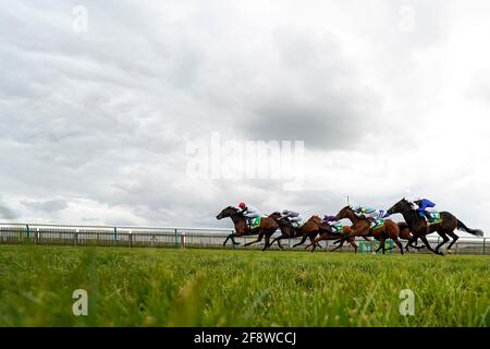 Peter der große unter Nicky Mackay (links) gewinnt den bet365 Wood Ditton Maiden-Einsatz auf der Newmarket Racecourse. Bilddatum: Donnerstag, 15. April 2021. Stockfoto