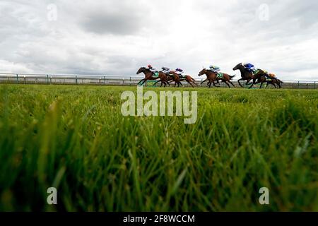 Peter der große unter Nicky Mackay (links) gewinnt den bet365 Wood Ditton Maiden-Einsatz auf der Newmarket Racecourse. Bilddatum: Donnerstag, 15. April 2021. Stockfoto