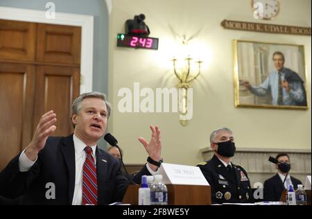 Washington, Usa. April 2021. FBI-Direktor Christopher Wray bezeugt, dass der Ständige Ausschuss für Nachrichtendienste des Repräsentantenhauses am Donnerstag, den 15. April 2021, seine jährliche weltweite Anhörung zu Bedrohungen im US-Kapitol in Washington DC abhält. Der Ausschuss wird Aussagen über die aktuellen Sicherheitsbedrohungen hören, denen die Vereinigten Staaten und ihre Verbündeten gegenüberstehen. Foto von Tasos Katopodis/UPI Credit: UPI/Alamy Live News Stockfoto