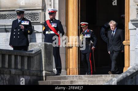 Premierminister Boris Johnson kommt zur Passanten-Parade am Britannia Royal Naval College in Dartmouth, während er zum Gedenken an den Herzog von Edinburgh besucht. Bilddatum: Donnerstag, 15. April 2021. Stockfoto