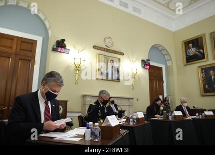 Geheimdienstmitarbeiter bereiten sich darauf vor, Aussagen zu treffen, während das Ständige Auserwählungskomitee des Repräsentantenhauses am Donnerstag, dem 15. April 2021, seine jährliche weltweite Anhörung zu Bedrohungen im US-Kapitol in Washington DC abhält. Der Ausschuss wird Aussagen über die aktuellen Sicherheitsbedrohungen hören, denen die Vereinigten Staaten und ihre Verbündeten gegenüberstehen. (Foto von Tasos Katopodis/Pool/Sipa USA) Quelle: SIPA USA/Alamy Live News Stockfoto