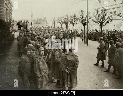 497 Männer, 16 Offiziere in Villach am 17.III.1916 in Santa Lucia gefangen genommen. Stockfoto