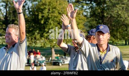 DER 35. RYDER CUP 3. TAG SINGLES IM OAKLAND HILLS COUNTRY CLUB BLOOMFIELD TOWNSHIP, MICHIGAN. BERNHARD LANGER UND MONTY 19/9/2004 BILD DAVID ASHDOWNRYDERCUP GOLF Stockfoto