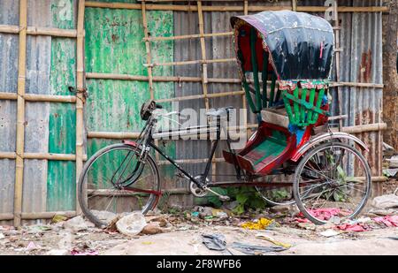 Eine Rikscha parkte in der Nähe der Straße. Stockfoto